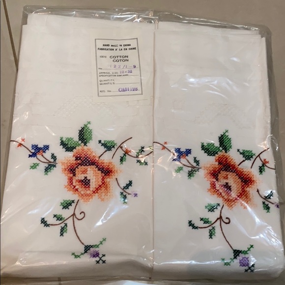 NWT 2 pillowcases with floral embroidery - Picture 1 of 4